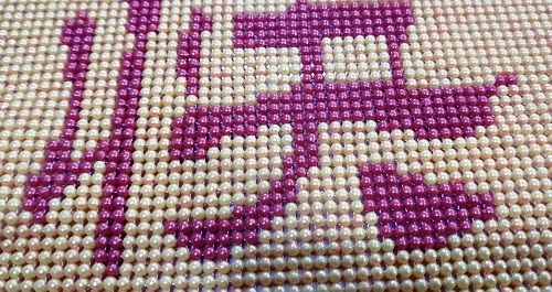 11月3日，帶回家做的手工項(xiàng)目，靈活就業(yè)串珠手工，手工之家的手工事業(yè)發(fā)展前景好所以受歡迎，圖為勵(lì)志珠珠繡串珠手工產(chǎn)品細(xì)節(jié)剪影