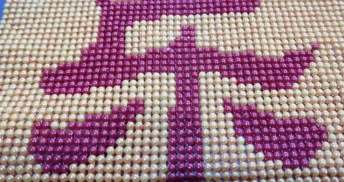 11月3日，帶回家做的手工項(xiàng)目，靈活就業(yè)串珠手工，手工之家的手工事業(yè)發(fā)展前景好所以受歡迎，圖為勵(lì)志珠珠繡串珠手工產(chǎn)品細(xì)節(jié)剪影