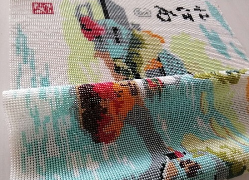 11月4日，正規(guī)手工加工回收項目，靈活就業(yè)創(chuàng)業(yè)，手工之家對各項服務(wù)都很重視，圖為勵志珠珠繡串珠手工產(chǎn)品剪影