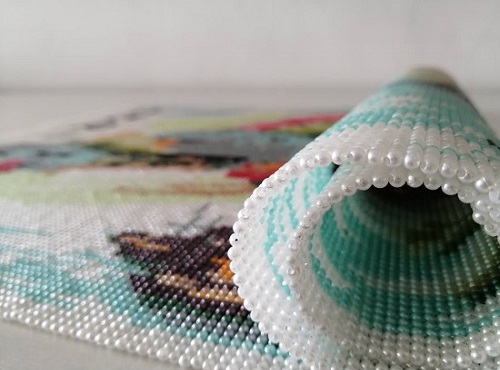 11月4日，正規(guī)手工加工回收項目，靈活就業(yè)創(chuàng)業(yè)，手工之家對各項服務(wù)都很重視，圖為勵志珠珠繡串珠手工產(chǎn)品剪影