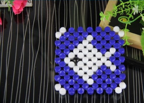 11月5日，正規(guī)廠家的手工項(xiàng)目，在家做手工靈活就業(yè)掙錢，選擇手工之家的加工人員越來(lái)越多，圖為勵(lì)志珠珠繡串珠手工產(chǎn)品剪影