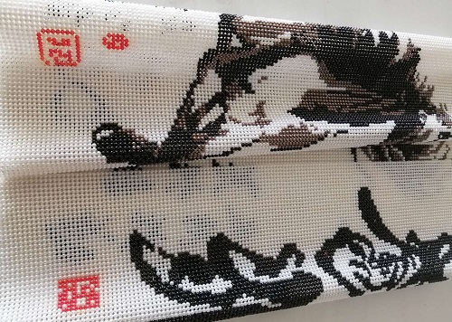 11月7日，老年人在家能做的兼職，串珠手工兼職，手工之家的珠繡串珠副業(yè)長期穩(wěn)定，圖為勵志珠珠繡串珠手工產(chǎn)品剪影