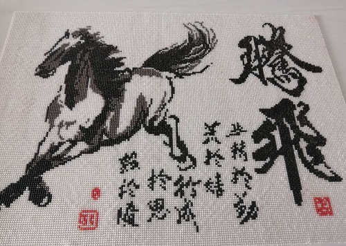 11月7日，老年人在家能做的兼職，串珠手工兼職，手工之家的珠繡串珠副業(yè)長期穩(wěn)定，圖為勵志珠珠繡串珠手工產(chǎn)品剪影