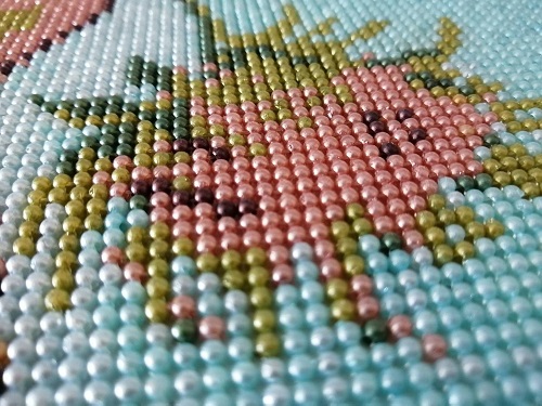 11月8日，純手工工藝品，創(chuàng)意手工，手工之家正規(guī)可靠、注重創(chuàng)新，圖為勵(lì)志珠珠繡串珠手工產(chǎn)品剪影