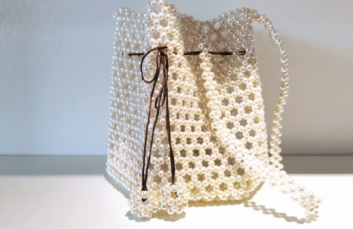 11月10日，靈活就業(yè)創(chuàng)業(yè)，可靠的手工項目，手工之家這個可以寄到家做的手工要求并不高，圖為勵志珠珠繡串珠手工產(chǎn)品剪影