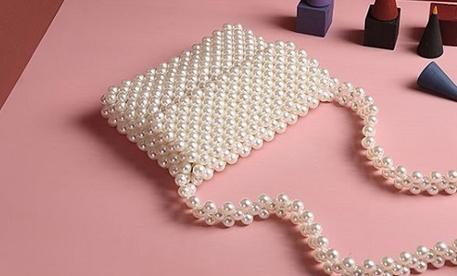 11月10日，靈活就業(yè)創(chuàng)業(yè)，可靠的手工項目，手工之家這個可以寄到家做的手工要求并不高，圖為勵志珠珠繡串珠手工產(chǎn)品剪影