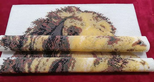 11月11日，拿回家做的手工副業(yè)，在家做手工掙錢(qián)，與手工之家合作是要簽訂正規(guī)合同的，圖為勵(lì)志珠珠繡串珠手工產(chǎn)品剪影