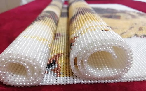 11月11日，拿回家做的手工副業(yè)，在家做手工掙錢(qián)，與手工之家合作是要簽訂正規(guī)合同的，圖為勵(lì)志珠珠繡串珠手工產(chǎn)品剪影