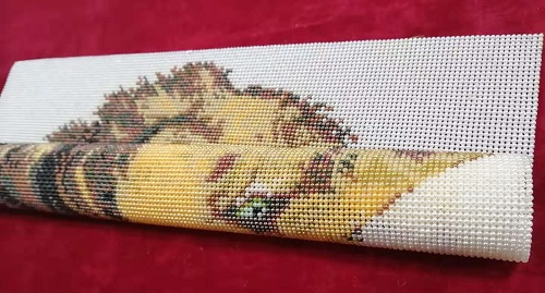 11月11日，拿回家做的手工副業(yè)，在家做手工掙錢(qián)，與手工之家合作是要簽訂正規(guī)合同的，圖為勵(lì)志珠珠繡串珠手工產(chǎn)品剪影