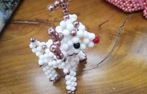 11月12日，靈活就業(yè)創(chuàng)業(yè)，與正規(guī)手工企業(yè)合作，手工之家讓大家加工和銷售都掙錢，圖為勵(lì)志珠珠繡串珠手工產(chǎn)品剪影