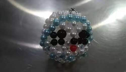 11月12日，靈活就業(yè)創(chuàng)業(yè)，與正規(guī)手工企業(yè)合作，手工之家讓大家加工和銷售都掙錢，圖為勵(lì)志珠珠繡串珠手工產(chǎn)品剪影