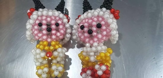 11月12日，靈活就業(yè)創(chuàng)業(yè)，與正規(guī)手工企業(yè)合作，手工之家讓大家加工和銷售都掙錢，圖為勵(lì)志珠珠繡串珠手工產(chǎn)品剪影