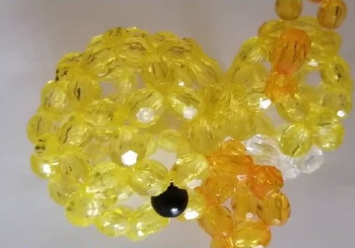 11月13日，正規(guī)好做的手工項目，居家副業(yè)掙錢，手工之家的珠繡串珠是純手工，人們喜歡，圖為勵志珠珠繡串珠手工產(chǎn)品剪影