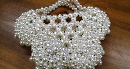 1月14日，在家做手工掙錢，靈活就業(yè)創(chuàng)業(yè)，很多人選擇手工之家后居家手工收入好，圖為勵志珠珠繡串珠手工產(chǎn)品剪影