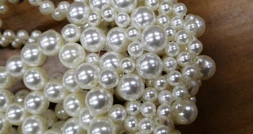 1月14日，在家做手工掙錢，靈活就業(yè)創(chuàng)業(yè)，很多人選擇手工之家后居家手工收入好，圖為勵志珠珠繡串珠手工產(chǎn)品剪影