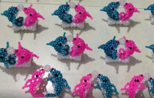 11月16日，拿回家做的手工，居家靈活就業(yè)創(chuàng)業(yè)，手工之家的手工項目加工人員涵蓋很廣，圖為勵志珠珠繡串珠手工產(chǎn)品剪影