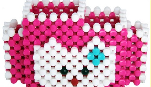 11月18日，在家做手工掙錢(qián)，想接正規(guī)廠家的手工項(xiàng)目，手工之家正規(guī)可靠、制度完善，圖為勵(lì)志珠珠繡串珠手工產(chǎn)品剪影