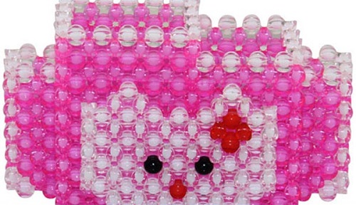 11月18日，在家做手工掙錢(qián)，想接正規(guī)廠家的手工項(xiàng)目，手工之家正規(guī)可靠、制度完善，圖為勵(lì)志珠珠繡串珠手工產(chǎn)品剪影