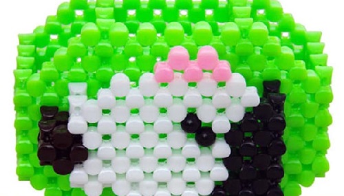 11月18日，在家做手工掙錢(qián)，想接正規(guī)廠家的手工項(xiàng)目，手工之家正規(guī)可靠、制度完善，圖為勵(lì)志珠珠繡串珠手工產(chǎn)品剪影