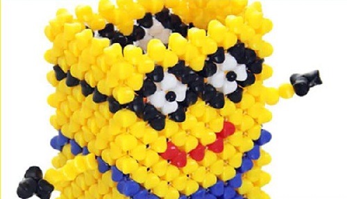 11月18日，在家做手工掙錢(qián)，想接正規(guī)廠家的手工項(xiàng)目，手工之家正規(guī)可靠、制度完善，圖為勵(lì)志珠珠繡串珠手工產(chǎn)品剪影