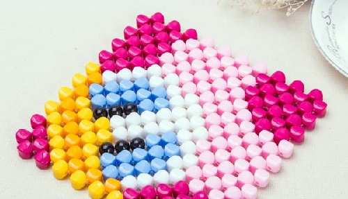 11月19日，拿回家做的手工，靈活就業(yè)創(chuàng)業(yè)手工項目，在手工之家個人做和開手工工作室、以及邊加工邊銷售，哪個更合適？圖為勵志珠珠繡串珠手工產(chǎn)品剪影