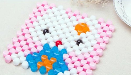 11月19日，拿回家做的手工，靈活就業(yè)創(chuàng)業(yè)手工項目，在手工之家個人做和開手工工作室、以及邊加工邊銷售，哪個更合適？圖為勵志珠珠繡串珠手工產(chǎn)品剪影