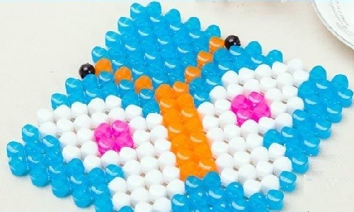 11月20日，想接正規(guī)廠家的手工項(xiàng)目，居家靈活就業(yè)創(chuàng)業(yè)，就要找長期穩(wěn)定、真正做事業(yè)的手工之家，圖為勵(lì)志珠珠繡串珠手工產(chǎn)品剪影