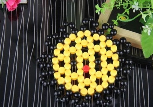 11月20日，想接正規(guī)廠家的手工項(xiàng)目，居家靈活就業(yè)創(chuàng)業(yè)，就要找長期穩(wěn)定、真正做事業(yè)的手工之家，圖為勵(lì)志珠珠繡串珠手工產(chǎn)品剪影