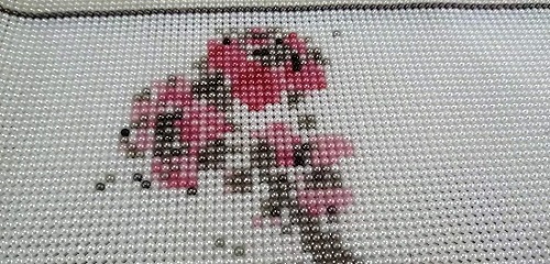 11月21日，帶回家做的手工項(xiàng)目，居家副業(yè)項(xiàng)目，手工之家的手工事業(yè)踏實(shí)、有優(yōu)勢，圖為勵(lì)志珠珠繡串珠手工產(chǎn)品剪影