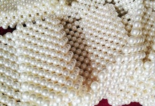 11月22日，拿回家做的手工，在家做手工掙錢，靈活就業(yè)創(chuàng)業(yè)選重視產(chǎn)品銷售的手工之家，圖為勵(lì)志珠珠繡串珠手工產(chǎn)品剪影