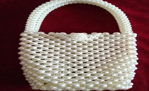 11月22日，拿回家做的手工，在家做手工掙錢，靈活就業(yè)創(chuàng)業(yè)選重視產(chǎn)品銷售的手工之家，圖為勵(lì)志珠珠繡串珠手工產(chǎn)品剪影