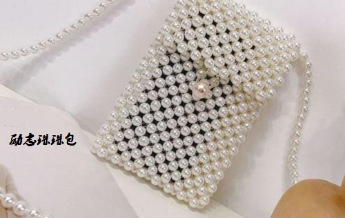 11月22日，拿回家做的手工，在家做手工掙錢，靈活就業(yè)創(chuàng)業(yè)選重視產(chǎn)品銷售的手工之家，圖為勵(lì)志珠珠繡串珠手工產(chǎn)品剪影