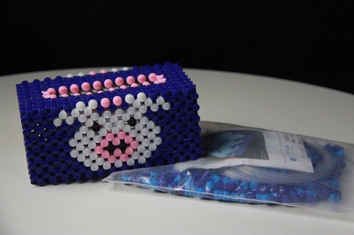 11月23日，靈活就業(yè)創(chuàng)業(yè)，正規(guī)串珠手工加工項(xiàng)目，在手工之家怎么合作大家說了算，圖為勵志珠珠繡串珠手工產(chǎn)品剪影