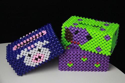 11月23日，靈活就業(yè)創(chuàng)業(yè)，正規(guī)串珠手工加工項(xiàng)目，在手工之家怎么合作大家說了算，圖為勵志珠珠繡串珠手工產(chǎn)品剪影