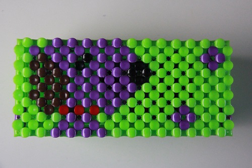 11月23日，靈活就業(yè)創(chuàng)業(yè)，正規(guī)串珠手工加工項(xiàng)目，在手工之家怎么合作大家說了算，圖為勵志珠珠繡串珠手工產(chǎn)品剪影