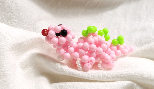 12月5日，想接正規(guī)廠家的手工項(xiàng)目，手工靈活就業(yè)創(chuàng)業(yè)，手工之家對(duì)加工人員不設(shè)限，圖為勵(lì)志珠珠繡串珠手工產(chǎn)品剪影