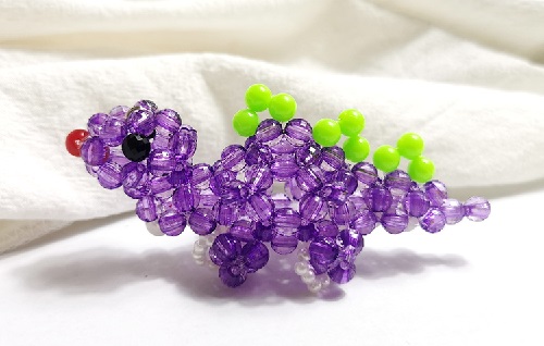 12月5日，想接正規(guī)廠家的手工項(xiàng)目，手工靈活就業(yè)創(chuàng)業(yè)，手工之家對(duì)加工人員不設(shè)限，圖為勵(lì)志珠珠繡串珠手工產(chǎn)品剪影