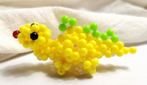 12月5日，想接正規(guī)廠家的手工項(xiàng)目，手工靈活就業(yè)創(chuàng)業(yè)，手工之家對(duì)加工人員不設(shè)限，圖為勵(lì)志珠珠繡串珠手工產(chǎn)品剪影