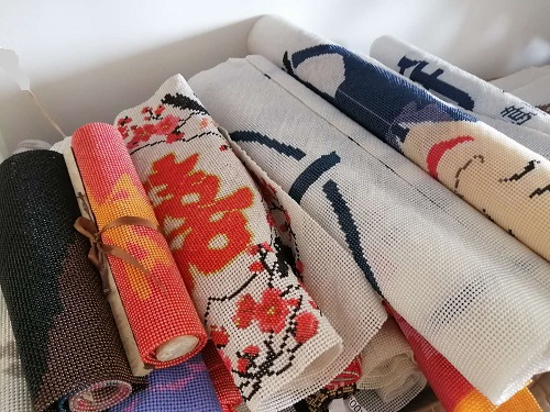 12月6日，帶回家做的手工項(xiàng)目，在家做手工靈活就業(yè)創(chuàng)業(yè)，男士女士做手工之家的手工有什么區(qū)別，圖為勵(lì)志珠珠繡串珠手工產(chǎn)品剪影