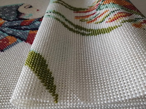 12月6日，帶回家做的手工項(xiàng)目，在家做手工靈活就業(yè)創(chuàng)業(yè)，男士女士做手工之家的手工有什么區(qū)別，圖為勵(lì)志珠珠繡串珠手工產(chǎn)品剪影