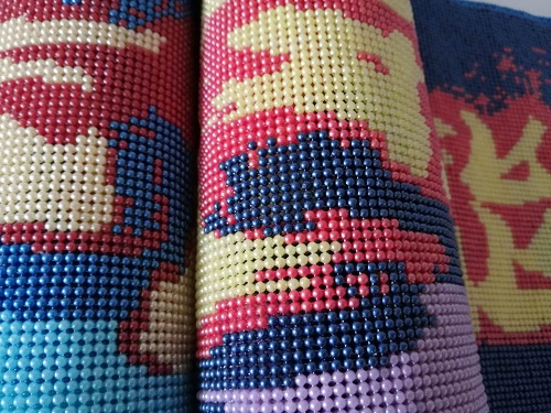 12月6日，帶回家做的手工項(xiàng)目，在家做手工靈活就業(yè)創(chuàng)業(yè)，男士女士做手工之家的手工有什么區(qū)別，圖為勵(lì)志珠珠繡串珠手工產(chǎn)品剪影