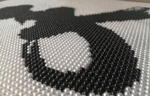 12月7日，純手工加工項(xiàng)目，拿回家做的手工，在手工之家，認(rèn)真了、行動(dòng)了就會(huì)有好的收獲，圖為勵(lì)志珠珠繡串珠手工產(chǎn)品剪影