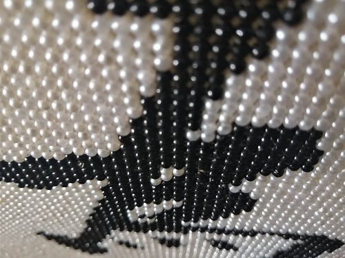 12月7日，純手工加工項(xiàng)目，拿回家做的手工，在手工之家，認(rèn)真了、行動(dòng)了就會(huì)有好的收獲，圖為勵(lì)志珠珠繡串珠手工產(chǎn)品剪影