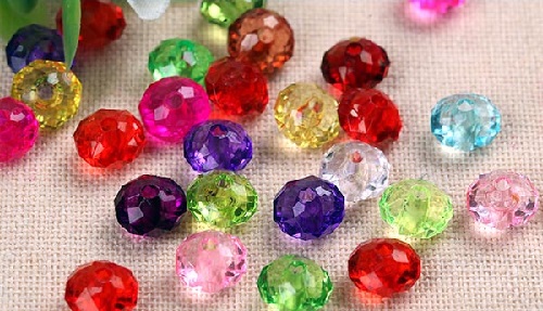 1月13日，想接正規(guī)廠家的手工項(xiàng)目，在家手工靈活就業(yè)，實(shí)事求是、個(gè)性化就是手工之家的更好服務(wù)，圖為勵(lì)志珠珠繡串珠手工繡珠剪影