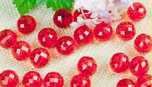 1月13日，想接正規(guī)廠家的手工項(xiàng)目，在家手工靈活就業(yè)，實(shí)事求是、個(gè)性化就是手工之家的更好服務(wù)，圖為勵(lì)志珠珠繡串珠手工繡珠剪影