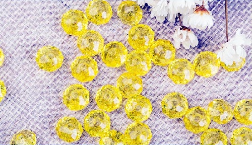 1月13日，想接正規(guī)廠家的手工項(xiàng)目，在家手工靈活就業(yè)，實(shí)事求是、個(gè)性化就是手工之家的更好服務(wù)，圖為勵(lì)志珠珠繡串珠手工繡珠剪影