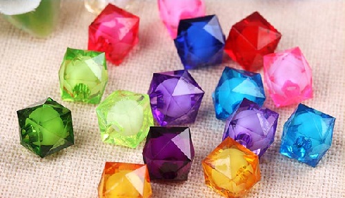 1月13日，想接正規(guī)廠家的手工項(xiàng)目，在家手工靈活就業(yè)，實(shí)事求是、個(gè)性化就是手工之家的更好服務(wù)，圖為勵(lì)志珠珠繡串珠手工繡珠剪影