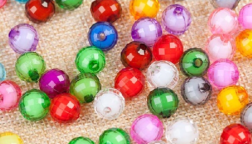 1月13日，想接正規(guī)廠家的手工項(xiàng)目，在家手工靈活就業(yè)，實(shí)事求是、個(gè)性化就是手工之家的更好服務(wù)，圖為勵(lì)志珠珠繡串珠手工繡珠剪影