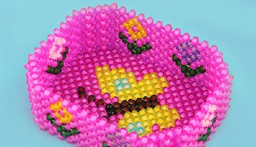 1月15日，拿回家做的手工項(xiàng)目，靈活就業(yè)串珠手工，手工之家移動(dòng)銷售新平臺(tái)同樣適合大家空閑時(shí)間在家做，圖為勵(lì)志珠珠繡串珠手工產(chǎn)品剪影