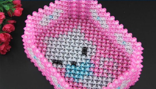 1月15日，拿回家做的手工項(xiàng)目，靈活就業(yè)串珠手工，手工之家移動(dòng)銷售新平臺(tái)同樣適合大家空閑時(shí)間在家做，圖為勵(lì)志珠珠繡串珠手工產(chǎn)品剪影